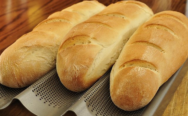 How to Reheat French Bread/Baguette (Best Methods to Use)