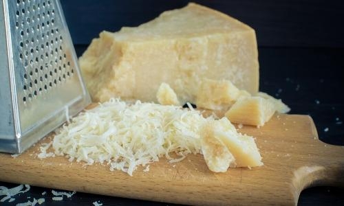 Does Parmesan Cheese Melt ? Not Always, And Here's Why - Foodiosity