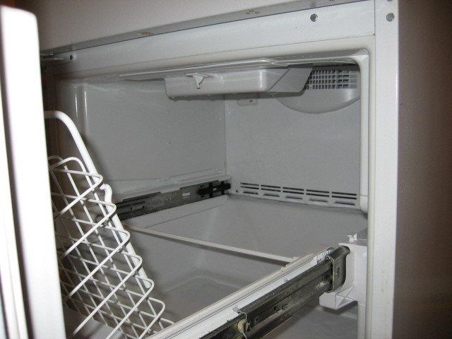 My Amana Bottom-freezer Fridge Is Leaking Water Onto The Flo... | DIY Forums