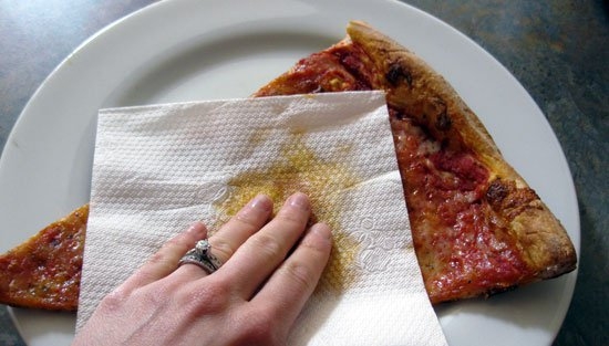 Does putting a paper towel on pizza and removing the grease make it healthier? - Quora