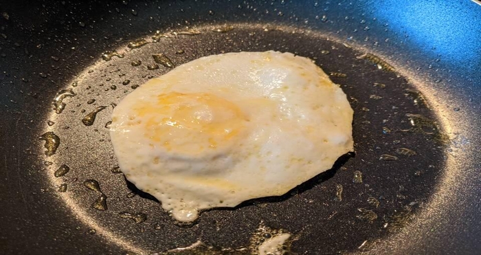 Easy Hack For Flipping Eggs Without Breaking The Yolk – Cooking Chops