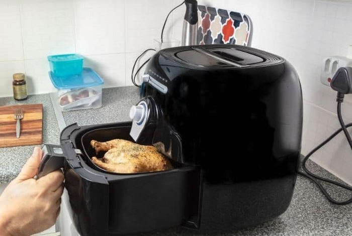 Can You Put a Paper Towel in an Air Fryer? (And Aluminum Foil?) | Kitchens  HQ