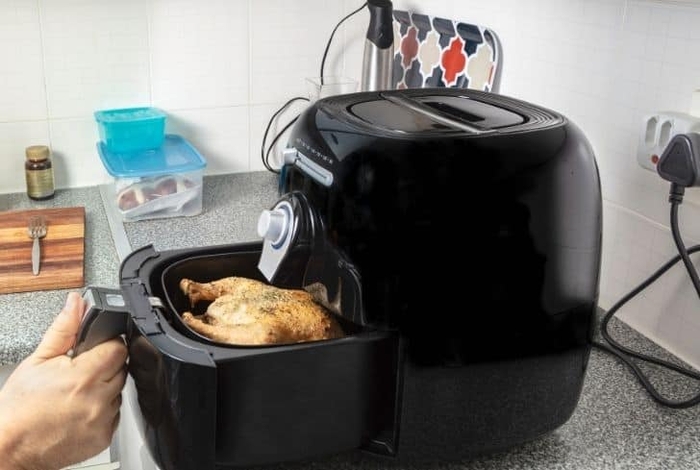 Can You Put a Paper Towel in an Air Fryer? (And Aluminum Foil?) | Kitchens HQ