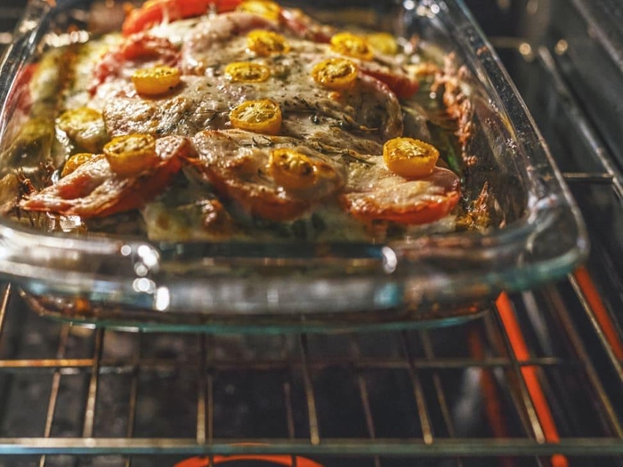 Can you put glass Pyrex in the oven without it breaking? - Reviewed